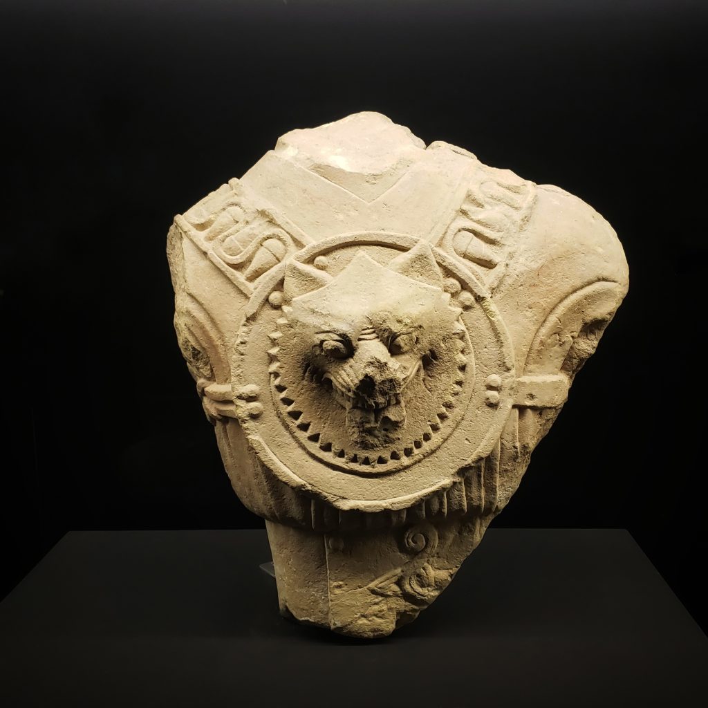 Torso de guerrero ibero de La Alcudia de Elche con pectoral con cabeza de lobo