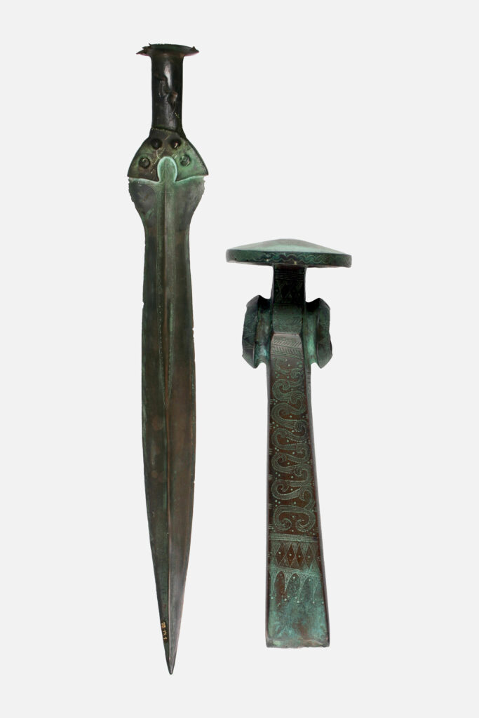 Espada y hacha de bronce