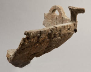 vaso sagrado en forma de proa de un barco fenicio